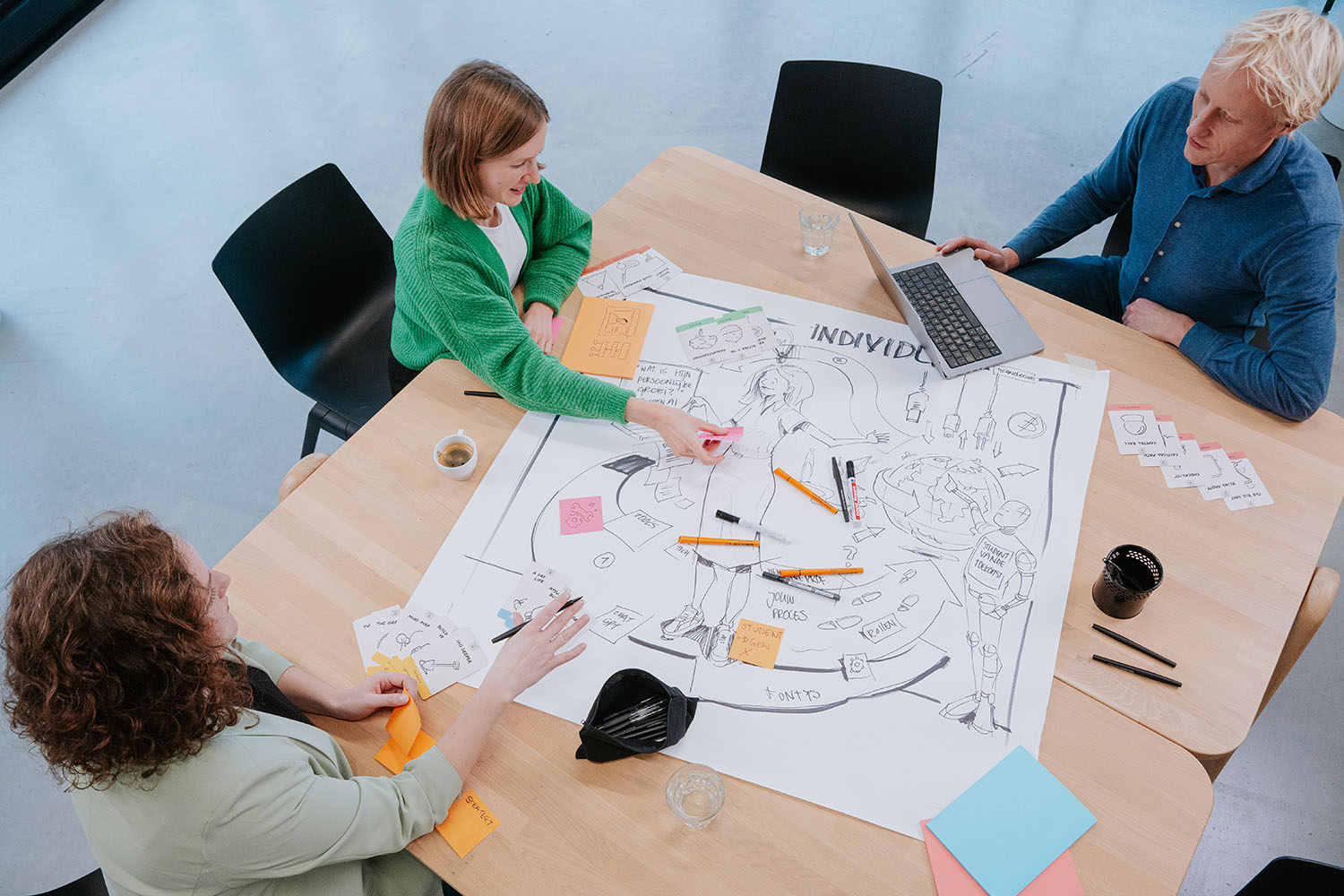 Als creatief strateeg sta je tussen de klant en de designer in. Je maakt de vertaalslag van complexe informatie naar creatief concept en visueel product.